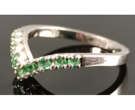 Moderner Ring mit hellgrünen Schmucksteinen, 585/14K Weißgold, 2,38g, Ringgröße 54,5