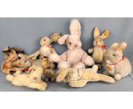 Großes Hasen-Konvolut, Steiff, 9 Stück, alle mit Knopf im Ohr, größtenteils mit Fahne, größter Hase in rosa, Größe 40cm