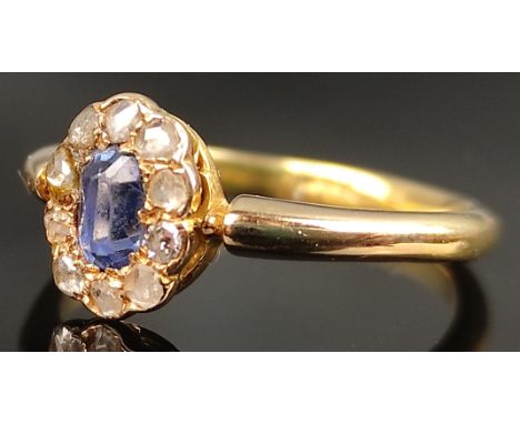 Antiker Ring, mittig blauer Schmuckstein, umrundet von 10 kleinen Diamanten, 750/18K Gelbgold (getestet), 3g, Größe 55