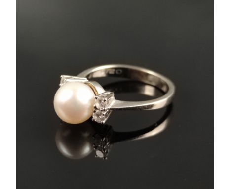 Perlen-Diamant-Ring, mittig Perle mit schönem Lüster, darum vier Brillanten, zusammen um 0,2ct, eingefasst in 750/18K Weißgol