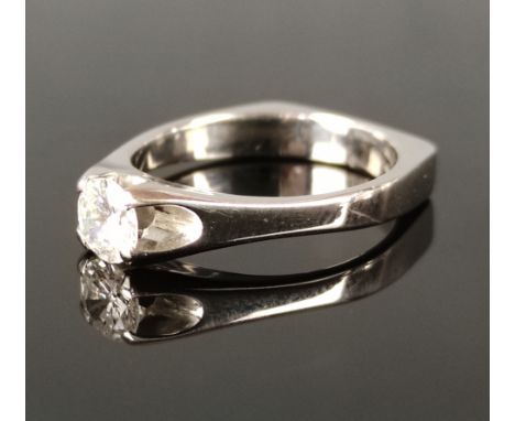 Solitär-Ring, mittig Brillant um 0,5ct, W-SI2, Ringschiene unten eckig ausgeführt, 750/18K Weißgold, 4,63g, Ringgröße 51