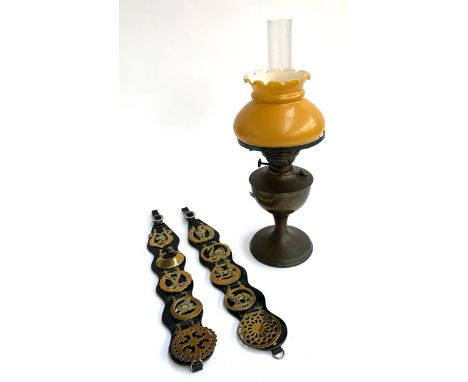 An oil lamp with yellow glass shade, with chimney, 53.5cmH, together with a quantity of horse brass to include Robin Hood 