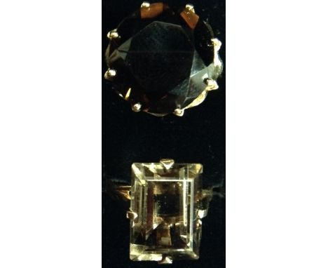 An Edwardian smoky quartz dress ring, deep brown circular smoky quartz stone, floral crown, 9ct gold shank, size P;  4.4g gro