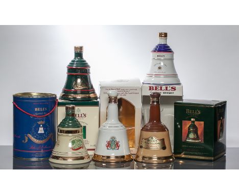 BELL'S THE BELL DECANTER
Blended Scotch Whisky in brown and cream decanter. 75cl, 40% volume, in carton.
BELL'S CHRISTMAS 199