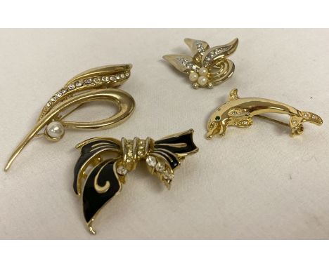 4 vintage and modern gold tone costume jewellery brooches to include stone and faux pearl set.  