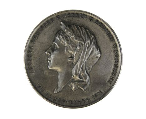 Seltene Medaille zum 100. Todestag Kaiserin Augustas 1911, rücks. graviert als Verdienstmedaille Rotes Kreuz 1934, Bronze ver