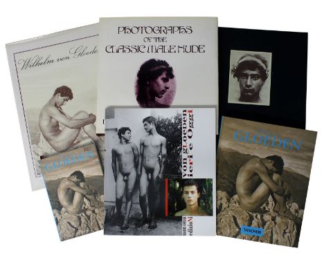 5 Bücher u. ein Postkartenalbum zu Wilhelm von Gloeden, männl. Aktfotografie, ein Postcardbook, Taschen Verlag, 26 Postkarten