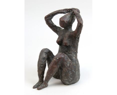 Koch, Erich (Roßbach/Pfalz 1924 - 2014 München), sitzender weiblicher Akt, sich frisierend, Bronze mit rötlich - brauner Pati