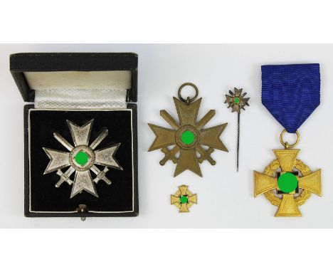 Konvolut Orden und Auszeichnungen, Deutsches Reich 1933 - 1945: Kriegsverdienstkreuz 1. Klasse mit Schwertern im org. Etui, B