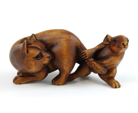 Netsuke, Japan 20. Jh., Ratte zeieht Katze am Schwanz, im Boden sign., L: 5,5 cm, 4372 - 0013