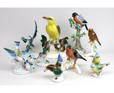 9 Vogelfiguren, deutsch 20. Jh., Porzellan, farbig staffiert, 2&nbsp; kl. Vogelgruppen, eine Ente mit Frosch u. ein Hahn, Grä