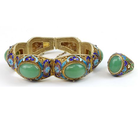Silberarmreif u. - Ring mit Jade u. Emaille, China 1. H. 20. Jh., Armreif aus handgefertigtem vergoldetem Silber, aus Silberd