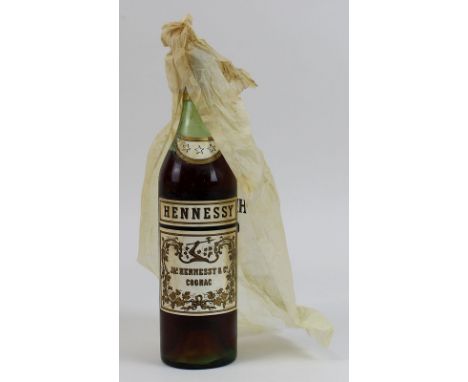 Eine Flasche Hennessy Cognac 1960er Jahre, Füllhöhe: mittlere Schulter, mit org. Papierhülle, diese leicht besch., 4409 - 000