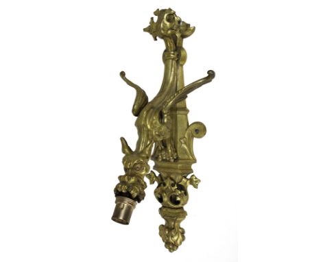 Wandlampe mit Drache, Frankreich um 1900, Bronze, vergoldet, mit Blattwerk verzierte Wandhalterung, darauf ein Feuer speiende
