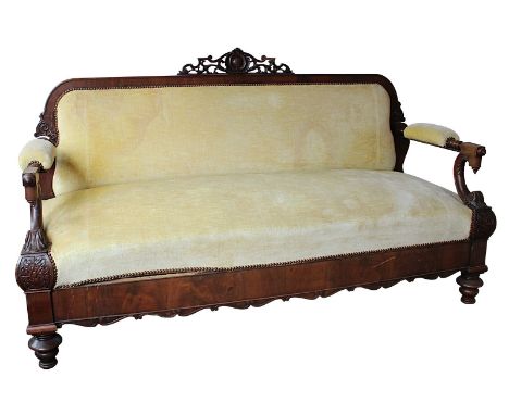 Sofa, deutsch M. 19. Jh., Mahagoni massiv u. furniert, auf Balusterfüßen, Lehnen u. Bekrönung beschnitzt mit Blattwerk u. Orn