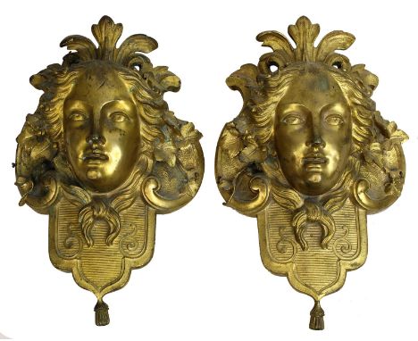 Paar Gründerzeit Bronzebeschläge mit Frauenmascaronen, Deutschland Ende 19. Jh., vergoldete Bronze, mittig jeweils ein Frauen