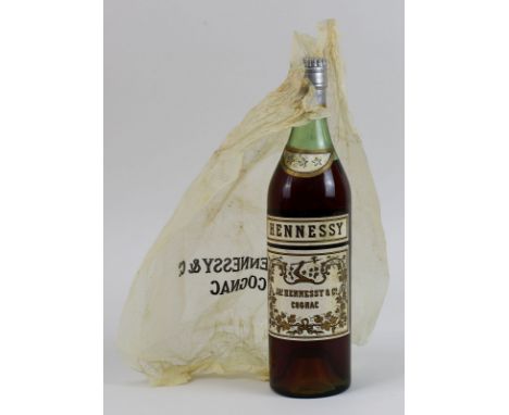 Eine Flasche Hennessy Cognac 1960er Jahre, Füllhöhe: obere Schulter, mit org. Papierhülle, diese etwas besch., 4409 - 0005