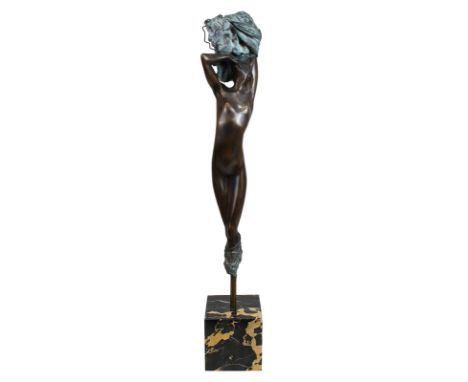 Görg, Jürgen (geb. Dernbach 1951), weiblicher Akt mit Tuch mit Gesichtern, Bronze mit schöner brauner Patina, diese teils zus
