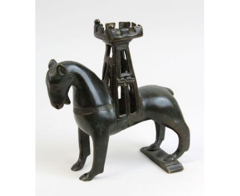 Kerzenleuchter, Pferdedarstellung mit Turm, wohl England/Deutschland 12./13. Jahrhundert, Bronze, Pferd mit turmartigen Aufba