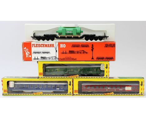 4 Fleischmann Güter - u. Personenwagen, Spur H0, Personenwg. 1509, Speisewg. 1411, Gepäckwg. 1412, Tiefladewg. 5299, in OVP, 