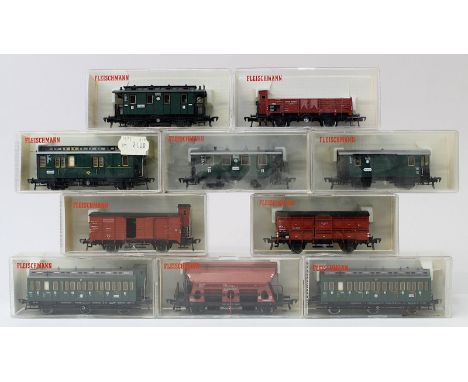 10 Fleischmann Güter - u. Personenwagen, Spur H0, Hochbordwagen 5209, Kleinviehwagen 5354 u. 5355, Gepäckwagen 5055, Personen