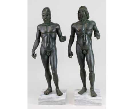 Repliken der Bronzestatuen von Riace, 1980er Jahre, Kunstguss, teils farbig gefasst, auf weißen, grau geäderten Marmorsockeln