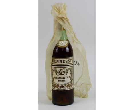 Eine Flasche Hennessy Cognac 1960er Jahre, Füllhöhe: obere Schulter, mit org. Papierhülle, diese etwas besch., 4409 - 0004