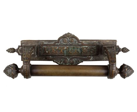 Türgriff mit Briefschlitz, Frankreich um 1900, Gründerzeit, Bronze, mit Blattwerk u. Voluten verziert, Türgriff mit Zapfenabs