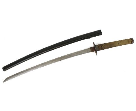 Japanisches Katana M. 20. Jh., Griff mit Stoffumwicklung mit Rochenhaut, Tsuba wohl ersetzt, Klinge aus Eisen, Scheide aus Ho
