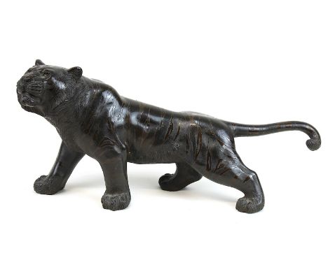 Tiger aus Bronze, Japan um 1890, reliefierte geätzte Fellmaserung, unterm Bauch im Rechteck Herstellerzeichen, H 16 cm, L 33,