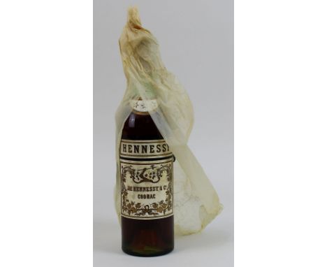 Eine Flasche Hennessy Cognac 1960er Jahre, Füllhöhe: untere bis mittlere Schulter, mit org. Papierhülle, diese leicht besch.,
