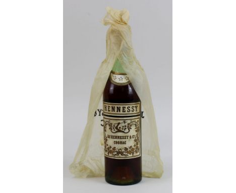 Eine Flasche Hennessy Cognac 1960er Jahre, Füllhöhe: obere Schulter, mit org. Papierhülle, diese leicht besch., 4409 - 0002