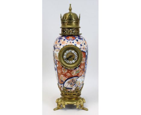 Türmchenuhr mit japanischem Vasenkörper aus der Imarizeit, Frankreich um 1870, hoher Vasenkörper, Porzellan, weißer Scherben,