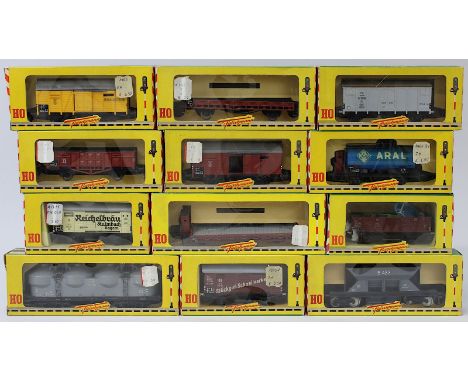 12 Fleischmann Güterwagen, Mitte 20. Jh., Spur H0, Zement Silowg. 1492, Rungenwg. 1452 u. 1482 (ohne Rungen), Bierwg. A1211, 