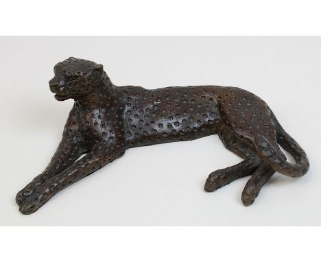 Greig, Donald (1916 - 2009), liegender Gepard - cheetah, Bronze mit schöner brauner Patina, auf Unterseite Atelier - Klebeeti