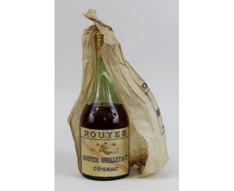 Eine Flasche Cognac um 1950/60, Rouyer Guillet &amp; Co., Füllhöhe: untere bis mittlere Schulter, mit org. Papierhülle, diese