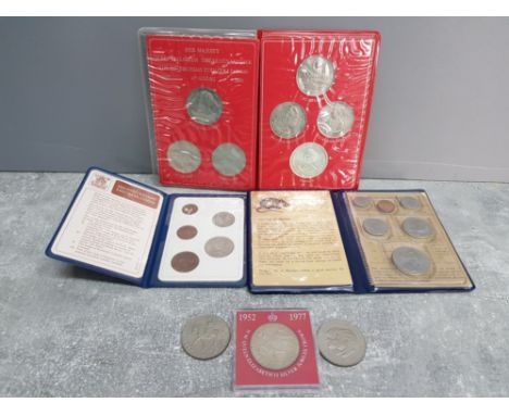 A COLLECTION OF COINS TO INCLUDE BRITAIN'S FIRST DECIMAL COINS COMMEMORATIVE CROWNS AND 1984 SINGAPORE UNCIRCULATED COIN SET 