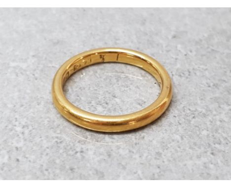 22CT GOLD WEDDING BAND RING SIZE K 4.2G INITIALLED TO INSIDE