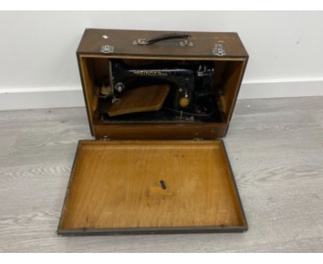 VINTAGE SINGER SEWING MACHINE IN ORIGINAL CARRY CASE