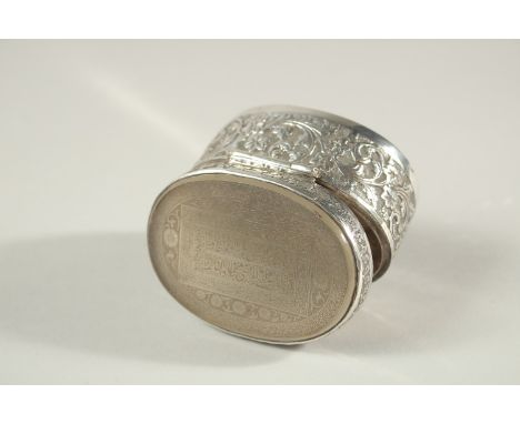A 19TH CENTURY INDIAN SILVER OVAL SHAPE PILL BOX, with a very finely engraved agate top with a panel of calligraphy, 6.5cm x 