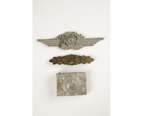 GERMAN NAZI GILT ARMY BADGE, 'FE6. W.E. PEEKRHAUS BERLIN, AUSF. A.6.M.U.K. GABLONZ', aluminium belt buckle and a hat badge. (