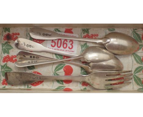 Four Georgian hallmarked silver spoons and a fork in an Edwardian box, 105 g