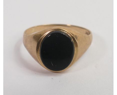 9ct gold black onyx signet ring,size T, 3g. 