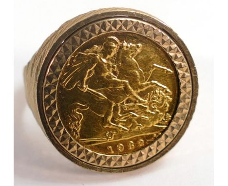 Gold half Sovereign gents ring, Sovereign date 1982 in 9ct gold ring setting, size U, 9.6g.