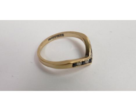 9ct gold v shaped ring set with blue &amp; white stones, size O,2.2g. 
