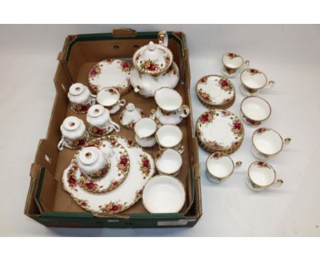 Collection of Royal Albert Old Country Roses teaware, incl. teapot H20cm, cups, saucers, cake plate 