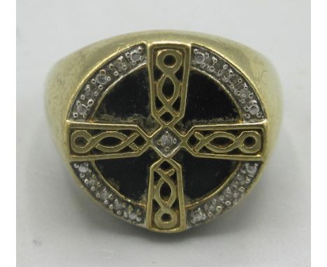 9ct yellow gold gents Celtic style ring set with onyx and diamond, stamped 375, 6.33g 