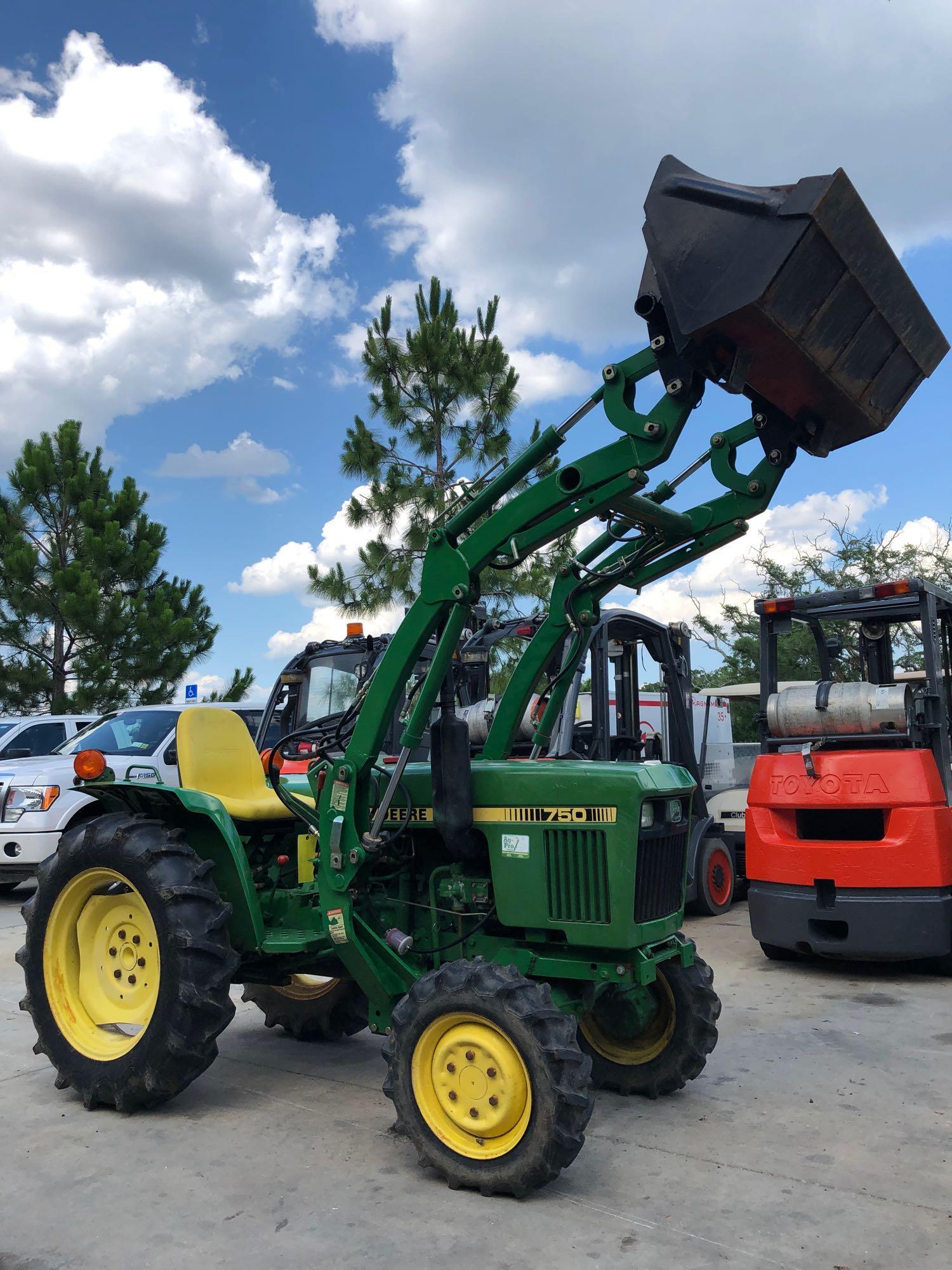 JOHN DEERE 750 TRACTOR WITH BUCKET ATTACHMENT, 1,042 HOURS SHOWING