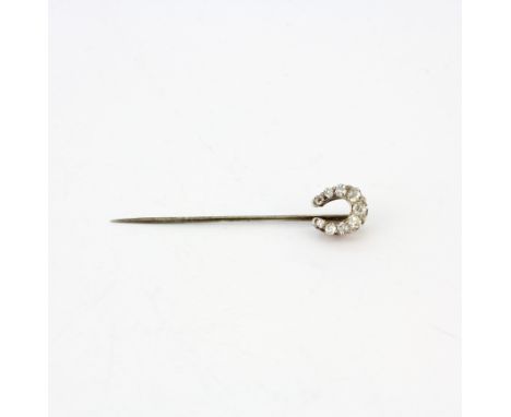 A white metal horse shoe diamond set stick pin, L. 5.2cm.