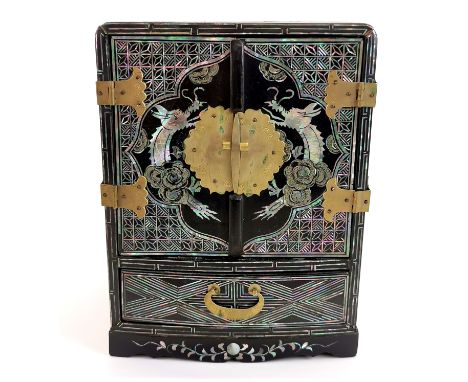 An Oriental mother of pearl inlaid lacquered jewellery box, 21 x 16 x 14cm.